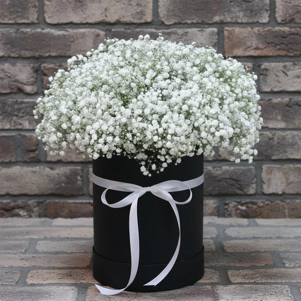 Цветочная композиция из Гипсофила в шляпной коробке в Мглине