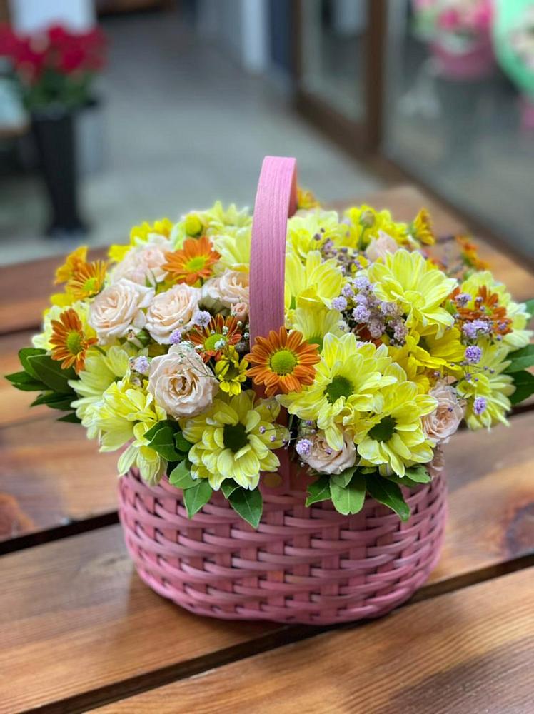 Цветочная композиция из Хризантемы и Розы в корзине в Мглине