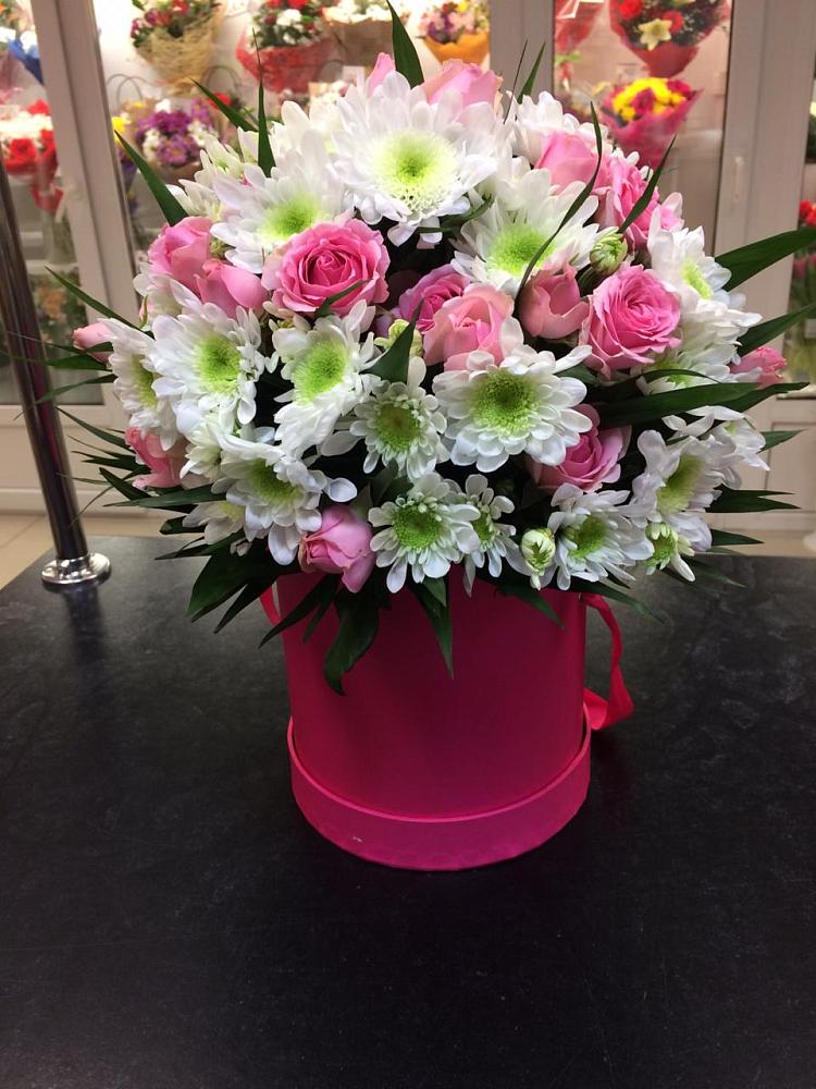 Цветочная композиция из Розы и Хризантемы в шляпной коробке в Мглине