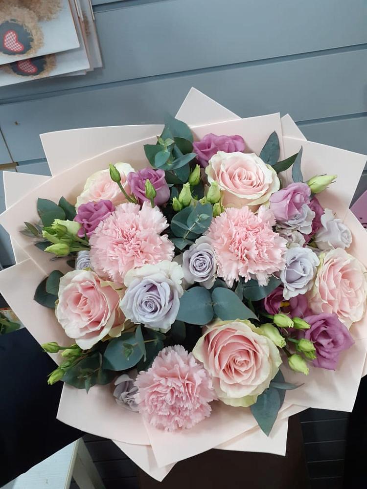 Букет цветов из: Розы, Гвоздики и Лизиантусы в Мглине