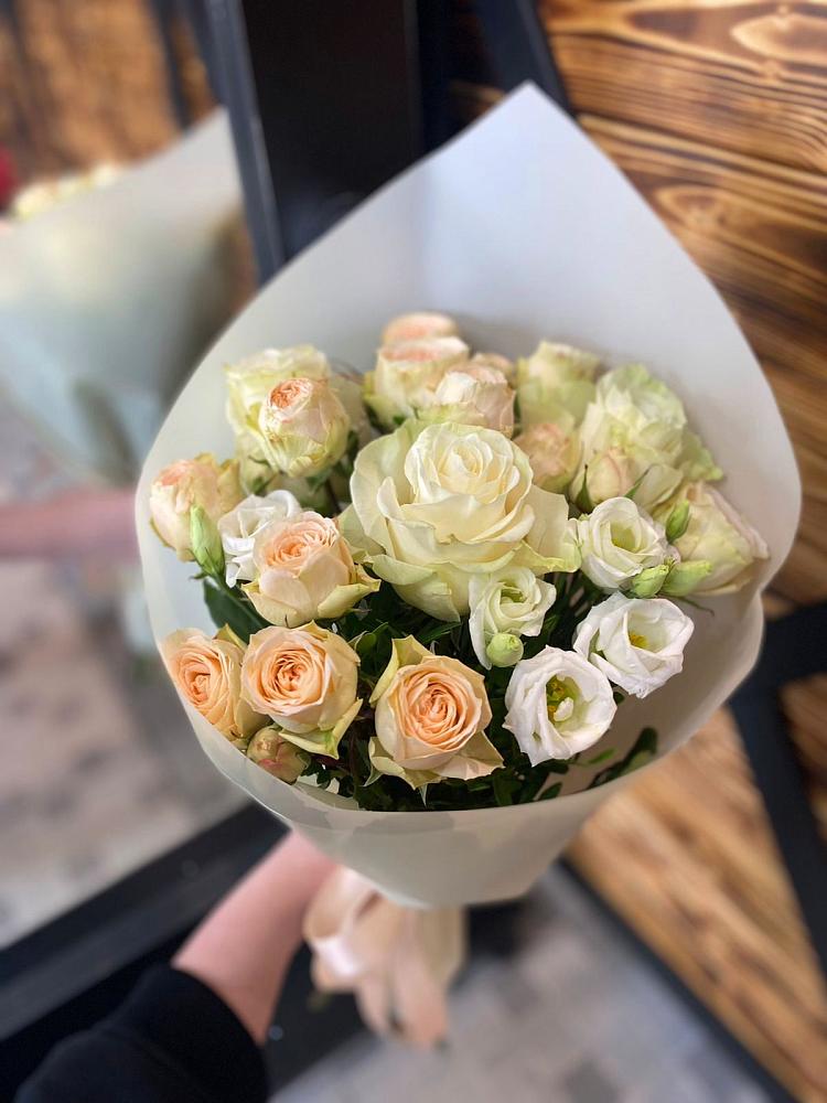 Букет цветов из: Розы и Лизиантусы в Мглине